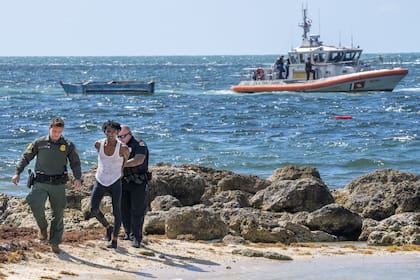 Los detenidos enfrentan cargos por asalto a mano armada, ingleso ilegal al territorio nacional y delitos asociados con actos terroristas