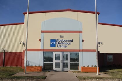 Los detenidos permanecen en el Centro de Detención Bluebonnet
