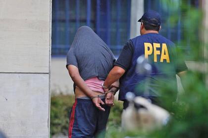 Los detenidos por el crimen de Naomi llegan a los tribunales de Comodoro Py