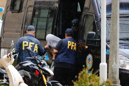 Los detenidos por el crimen de Naomi llegan a los tribunales de Comodoro Py