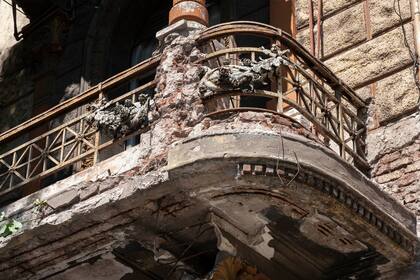 Los deteriorados balcones de la casona