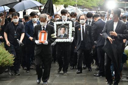 Los deudos llevan un retrato del difunto alcalde de Seúl, Park Won-soon, durante su funeral, el lunes