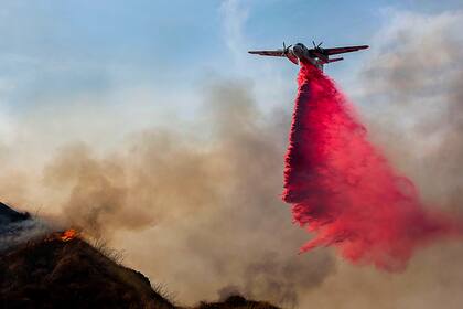 Un avión hidrante colabora con el ataque al fuego en Moreno Valley, California