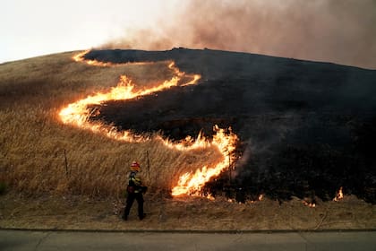 Un bombero lucha contra las llamas en Vacaville, California