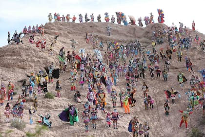 Los diablos descienden del cerro en cientos