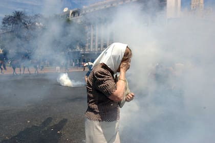 La Policía Federal arremetió con caballos y gases lacrimógenos contra un grupo de madres de Plaza de Mayo en la mañana del 20 