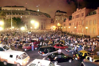 La noche del 19 de diciembre una manifestación espontánea copó la Plaza de Mayo, después de que De la Rúa declaró el estado de sitio