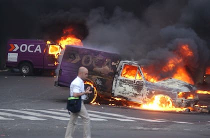 Camionetas de OCA incendiadas por los manifestantes, en la zona del microcentro