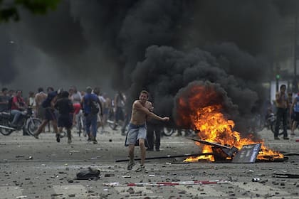 Destrucción y fuego en la Avenida 9 de Julio; ya habían muerto varios manifestantes en la represión de la protesta del 20