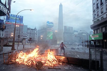Una barricada formada con sillas de un bar frente al Obelisco; un reguero de piedras atestigua la magnitud de los enfrentamientos del 20 de diciembre