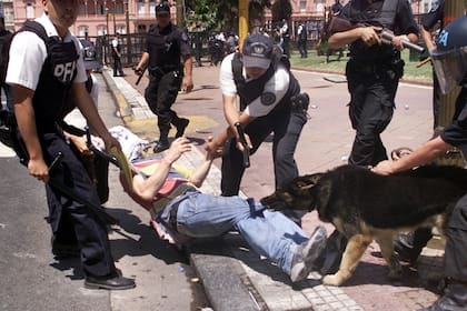 Un manifestante es detenido por la Policía Federal en la vereda de la Plaza de Mayo