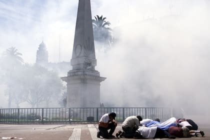 Gases lacrimógenos frente a la Pirámide de Mayo