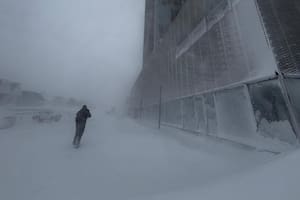100 por transporte y comida cara: de Puerto Deseado a vivir en el país que está en la mira de Estados Unidos