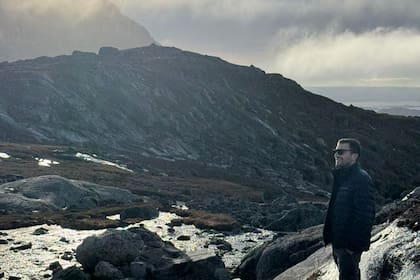 Tres mil dólares de sueldo, 100 por transporte y comida cara: de Puerto Deseado a vivir en el país que está en la mira de Estados Unidos