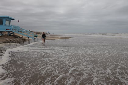 Los días de lluvia pueden complicar los días de playa en Pinamar