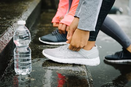 Los días de lluvia se recomienda elegir zapatos con suelas texturizadas para mayor tracción