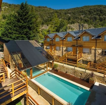 Los días en Apart & Spa del Sauco giran alrededor de la pileta.