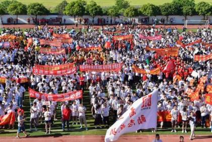 Los días previos al examen, los estudiantes participan en manifestaciones motivacionales para enfrentar con entusiasmo el "gaokao". (Mianyang, China, 2019).