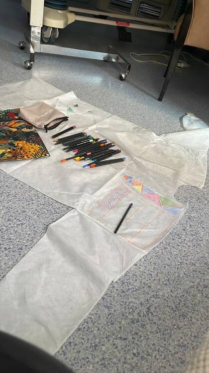 Los días se les hacían eternos y Lourdes buscaba alternativas para entretener a su hijo, como pintar los camisolines que había en la clínica.