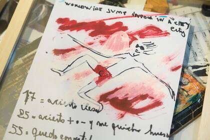"Los dibujos que hace con marcadores en cuadernos o sobre partituras tienen que ver con su vida, como el autorretrato que hizo tirándose a la piscina", dice Marcelo Bosco, el galerista de Charly