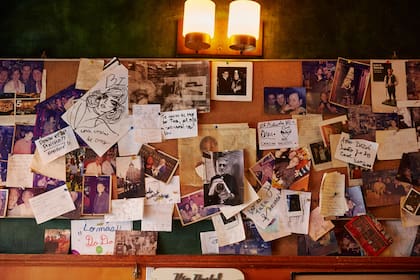 Los dibujos y mensajes de los visitantes pueblan las paredes del lugar
