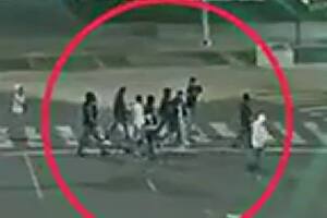 Diez adolescentes atacaron a golpes a dos jóvenes en un local de comida rápida, les robaron e intentaron huir