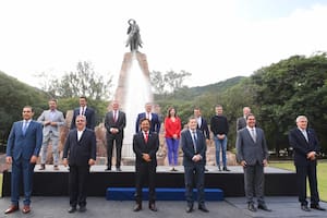 Los diez gobernadores del Norte Grande se tomaron la foto institucional en el monumento a Guemes.