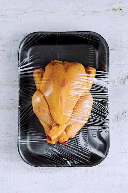 Los diferentes tipos de plástico que usamos tienen diferentes propiedades, pero la mayoría se descomponen en microplásticos