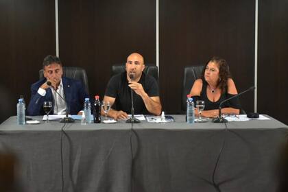 Los diputados bonaerenses Eslaiman, Valicenti y González, el 4 de enero, al anunciar el pedido de juicio político contra Conte Grand en la Legislatura bonaerense