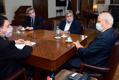 Los diputados  Carlos Fernández (UCR) y Germán Martínez (Frente de Todos), presidente y vicepresidente de la Comisión de Defensa, en una reunión con el ministro Jorge Taiana