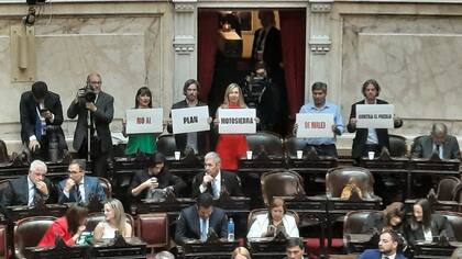 Los diputados del FIT Romina del Plá, Nicolás del Caño, Myriam Bregman, Alejandro Vilca y Christian Castillo, en el recinto del Congreso, con carteles contra Milei