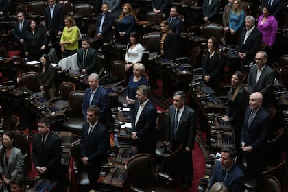 Los diputados dieron una señal de respeto por el Papa fallecido