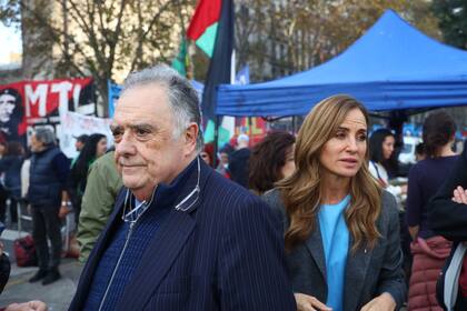 Los diputados Eduardo Valdés y Victoria Tolosa Paz se hicieron presentes afuera del recinto