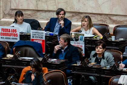Los diputados Myriam Bregman, Nicolás Del Caño y Romina Del Plá en la presentación del informe de Adorni