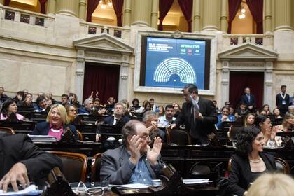 Los diputados oficialistas festejan la aprobación del presupuesto 2023