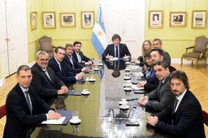 Los diputados radicales Luis Picat, José Tournier, Pablo Cervi, Mariano Campero y Martín Arjol, que cambiaron su voto en la reforma jubilatoria, junto al presidente Javier Milei y funcionarios del gabinete