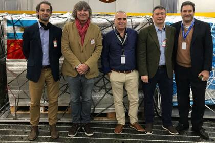 Los directivos de la empresa en el momento del envío de cerezas a China vía áerea.