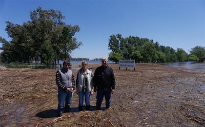 Los directivos de la Escuela Agropecuaria Nelly B. de Emerson, César Julián, Marina Justo y Néstor Montaya, delante de la entrada del colegio