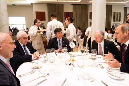 Los directivos de las entidades en el Restaurante Central