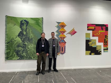Los directores de la galería Remota con obras de Guido Yannitto