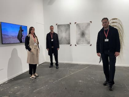 Los directores de la galería salteña Remota, la galería argentina visitada por los reyes, con la artista Roxana Ramos y su obra