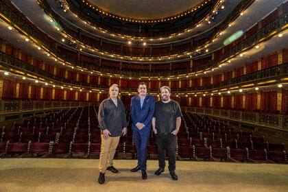 Los directores del Cervantes rodean a Leonardo Cifelli, el secretario de Cultura que confió en ellos