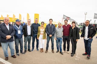 La delegación kirchnerista que visitó la muestra, con Wado de Pedro y Mayra Mendoza a la cabeza