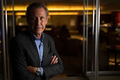 “Los dirigentes en la Argentina están haciendo un esfuerzo muy grande para sobrevivir”, analiza Valdano cuando se posa en el fútbol local