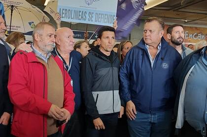 Los dirigentes gremiales aeronáuticos Edgardo Llano, Rubén Fernández, Juan Pablo Brey y Pablo Biró vuelven a la carga en su pelea con el titular de Aerolíneas Argentinas