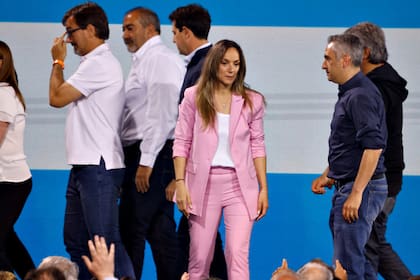 Los dirigentes que acompañaron a Sergio Massa en la noche de su derrota, entre ellos su esposa, Malena Galmarini