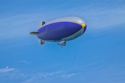 Los dirigibles actuales usan helio para flotar en el aire; los primeros modelos usaban hidrógeno, que es altamente combustible