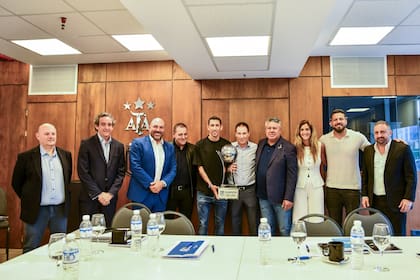 Los dirigientes de Rosario Central que viajaron, junto con los de AFA, donde destaca la presencia de Claudio Chiqui Tapia, junto a Ángel Di María, Jorge Fatura Broun y Ariel Holan, con el trofeo por ser "Campeón de la Liga"