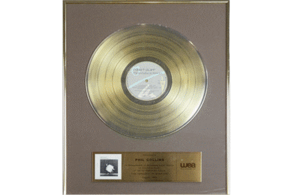 Los discos de oro y otros reconocimientos que Cevey subastó durante la primera semana de febrero.