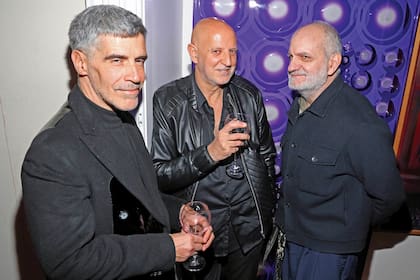 Los diseñadores Fabián Zitta (con su pareja Charly Fonseca) y Laurencio Adot